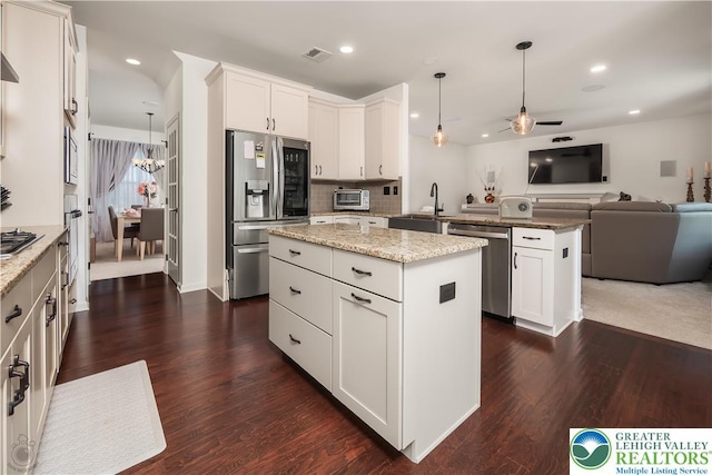 1043 Lisa Ln, Palmer Twp, PA 18045 - kitchen featuring stainless steel appliances, a sink, a peninsula, a center island, and open floor plan