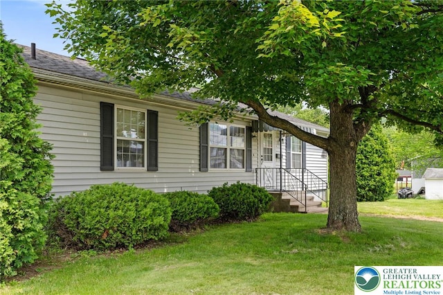 4 Davis St, Luzerne, PA 18706 - view of front of property with a front lawn