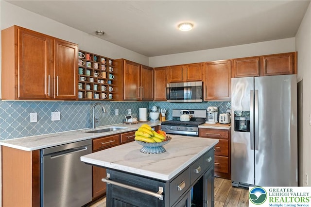707 Blue Heron Dr, Allentown City, PA 18103 - kitchen featuring stainless steel appliances, a sink, decorative backsplash, and light wood-style floors