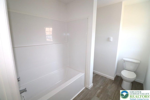 1025 W Princeton Ave, Palmerton Boro, PA 18071 - full bathroom featuring toilet, wood finished floors, baseboards, and shower / tub combination