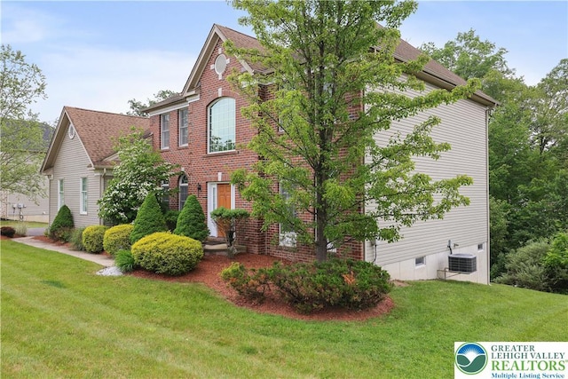 638 Stratton Dr, Middle Smithfield Twp, PA 18302 - view of side of property featuring a yard, roof with shingles, and brick siding