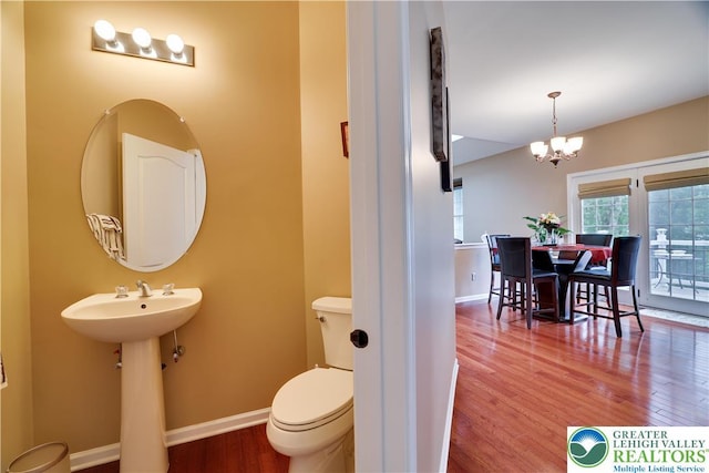 638 Stratton Dr, Middle Smithfield Twp, PA 18302 - half bath featuring wood finished floors and a chandelier