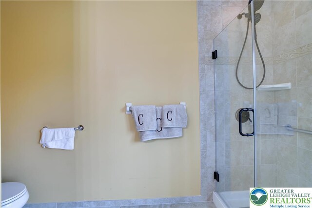 638 Stratton Dr, Middle Smithfield Twp, PA 18302 - bathroom with a shower stall and toilet