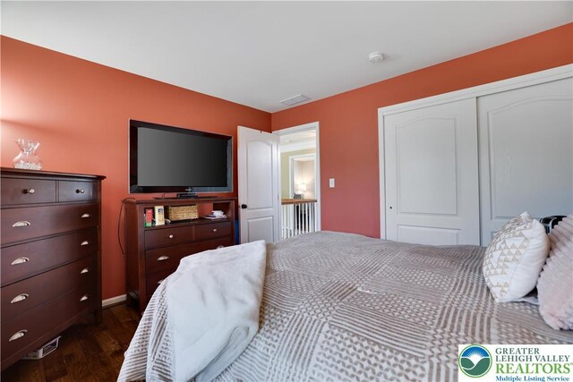 638 Stratton Dr, Middle Smithfield Twp, PA 18302 - bedroom featuring dark wood-style flooring and a closet