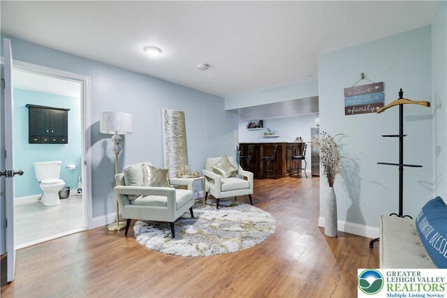 638 Stratton Dr, Middle Smithfield Twp, PA 18302 - living area with wood finished floors and a dry bar