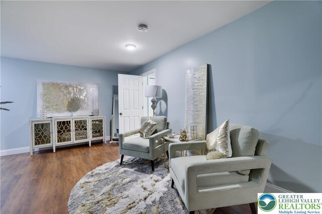 638 Stratton Dr, Middle Smithfield Twp, PA 18302 - sitting room with wood finished floors and plenty of natural light
