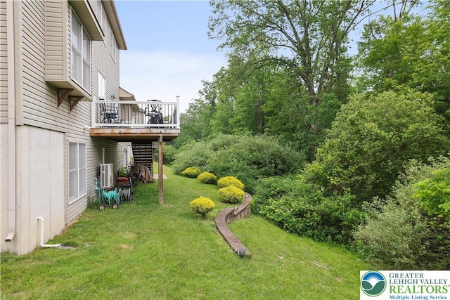 638 Stratton Dr, Middle Smithfield Twp, PA 18302 - view of green lawn featuring a deck