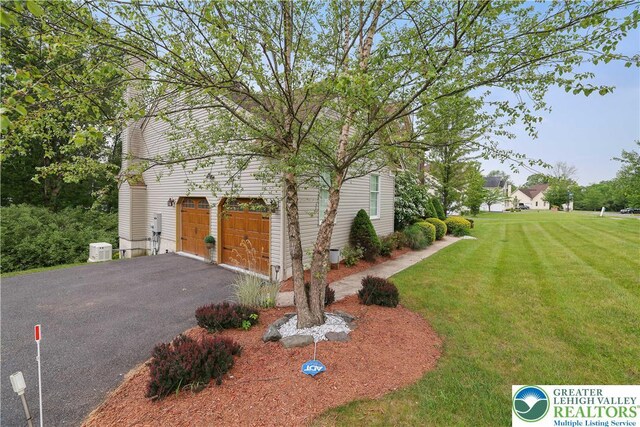 638 Stratton Dr, Middle Smithfield Twp, PA 18302 - view of front of house featuring a front lawn, an attached garage, and driveway