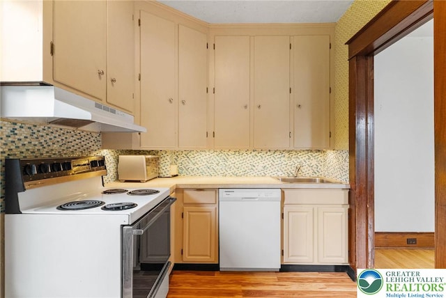100 E Mahoning Dr, Mahoning Twp, PA 18235 - kitchen featuring white appliances, under cabinet range hood, light countertops, light wood-type flooring, and backsplash