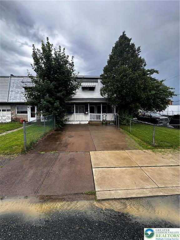 701 N Lacrosse St, Allentown City, PA 18109 - view of front facade with a porch