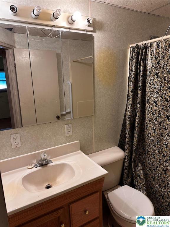 701 N Lacrosse St, Allentown City, PA 18109 - full bath featuring vanity and a shower with curtain