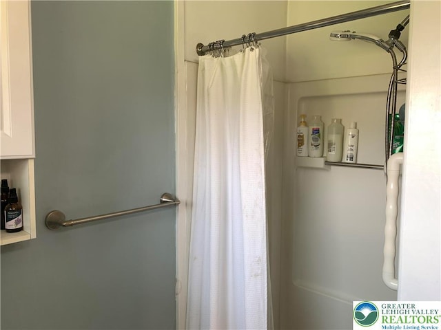 665 Walnut St, Emmaus Borough, PA 18049 - bathroom with a shower with shower curtain