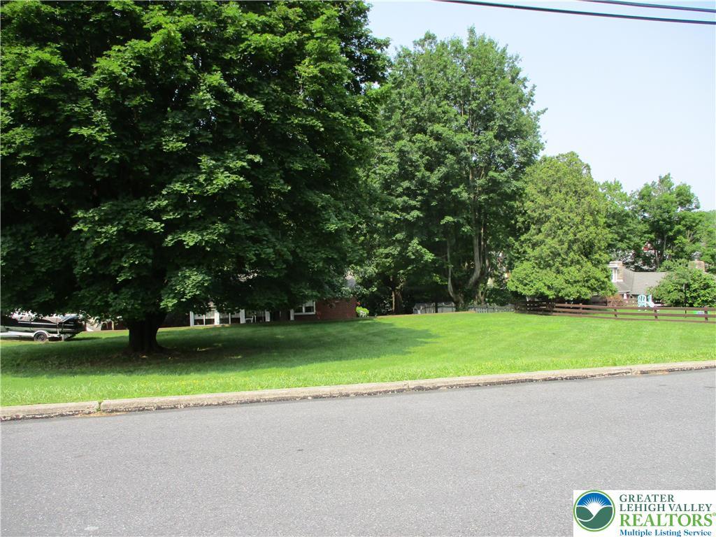 Stewart St, Wilson Borough, PA 18042 - view of front of house with a front lawn