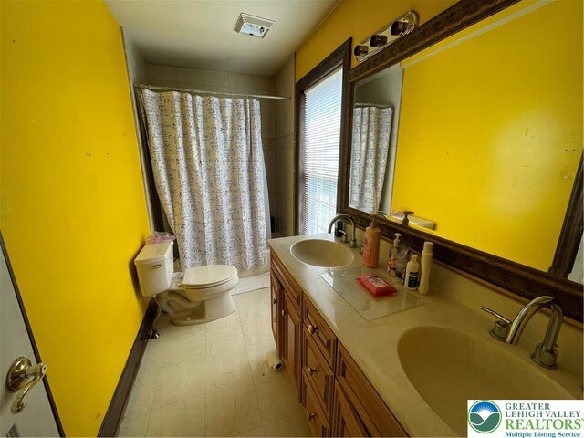 459 Mount Pleasant Rd, Washington Twp, PA 18013 - bathroom featuring double vanity and curtained shower