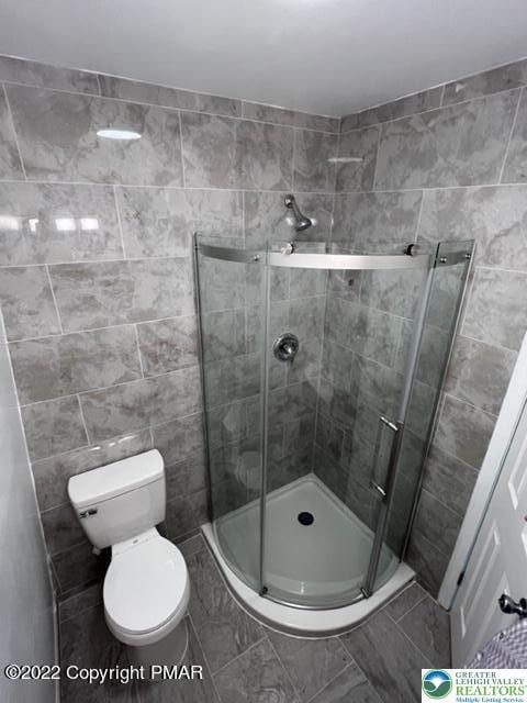 8237 Natures Dr, Coolbaugh Twp, PA 18466 - bathroom featuring a shower stall and tile walls