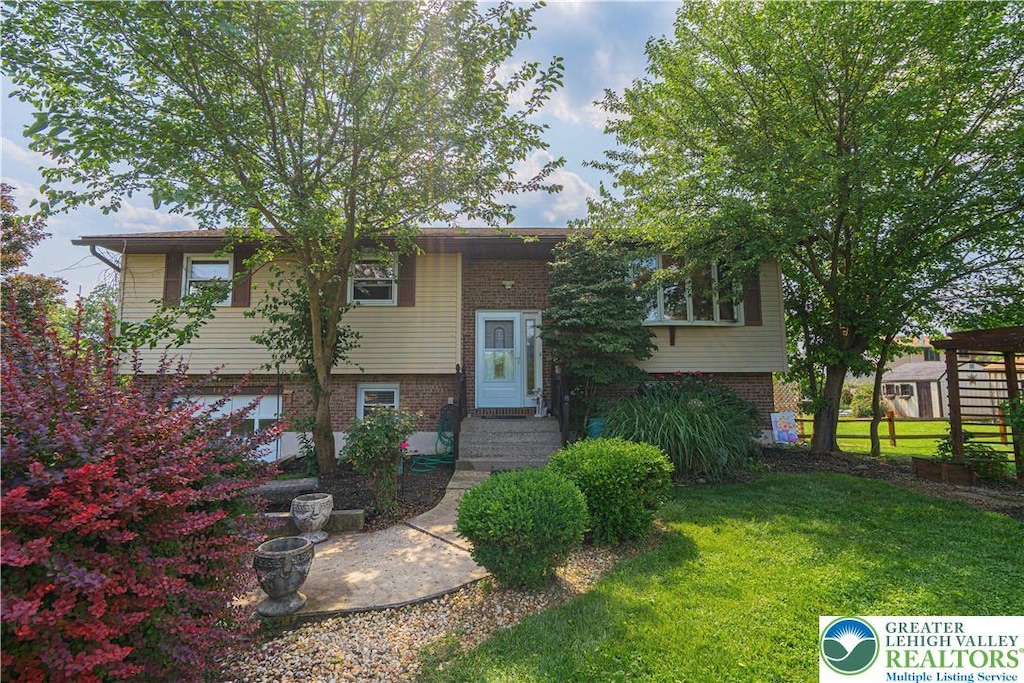 1421 7th St, Bethlehem Twp, PA 18020 - split foyer home featuring a front lawn and brick siding