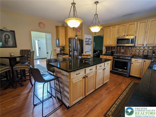 131 Winding Way, Washington Twp, PA 18013 - kitchen with stainless steel appliances, light brown cabinets, tasteful backsplash, dark wood-style floors, and a kitchen island