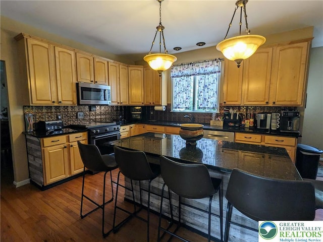 131 Winding Way, Washington Twp, PA 18013 - kitchen featuring appliances with stainless steel finishes, a breakfast bar, and tasteful backsplash
