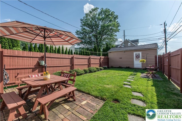 600 S Hoffert St, Fountain Hill Boro, PA 18015 - fenced backyard with outdoor dining area and an outdoor structure