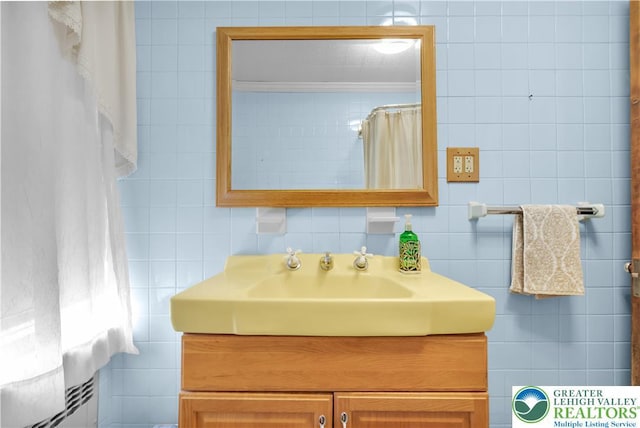 600 S Hoffert St, Fountain Hill Boro, PA 18015 - full bath with tile walls, vanity, ornamental molding, and a shower with curtain