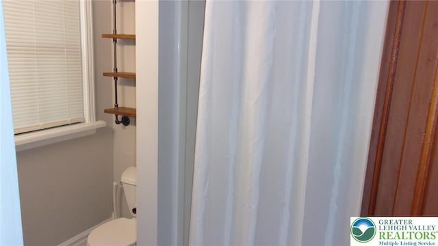 139 N 11th St, Allentown City, PA 18102 - full bathroom with toilet and a shower with shower curtain