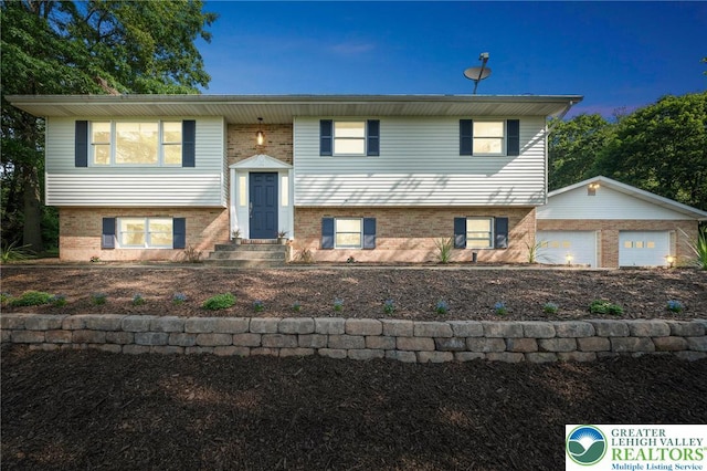 2922 Dogwood Dr, Coopersburg Boro, PA 18036 - bi-level home featuring brick siding