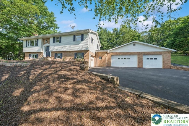2922 Dogwood Dr, Coopersburg Boro, PA 18036 - split foyer home featuring brick siding