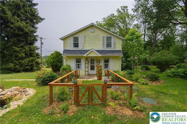 636 School Rd, Plainfield Twp, PA 18064 - view of front of home with a front lawn