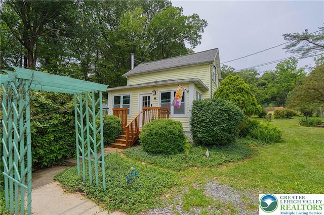 636 School Rd, Plainfield Twp, PA 18064 - view of front facade featuring a front yard