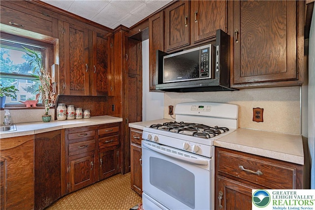 636 School Rd, Plainfield Twp, PA 18064 - kitchen with white range with gas cooktop and light countertops