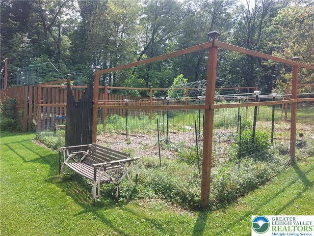 636 School Rd, Plainfield Twp, PA 18064 - view of yard featuring a garden