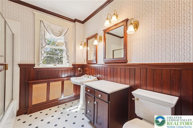 200 W Pierce St, Easton, PA 18042 - full bath featuring crown molding, a wainscoted wall, and wallpapered walls