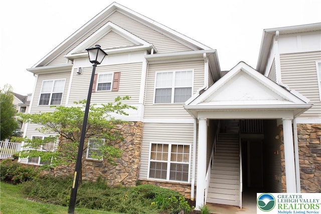 607 Prestwick Dr, Williams Twp, PA 18042 - view of front of home featuring stone siding