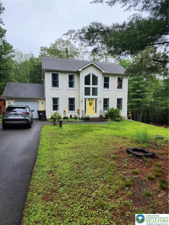 7 Twelve Oaks Trl, Chestnuthill Twp, PA 18353 - view of front facade featuring driveway, an attached garage, and a front yard
