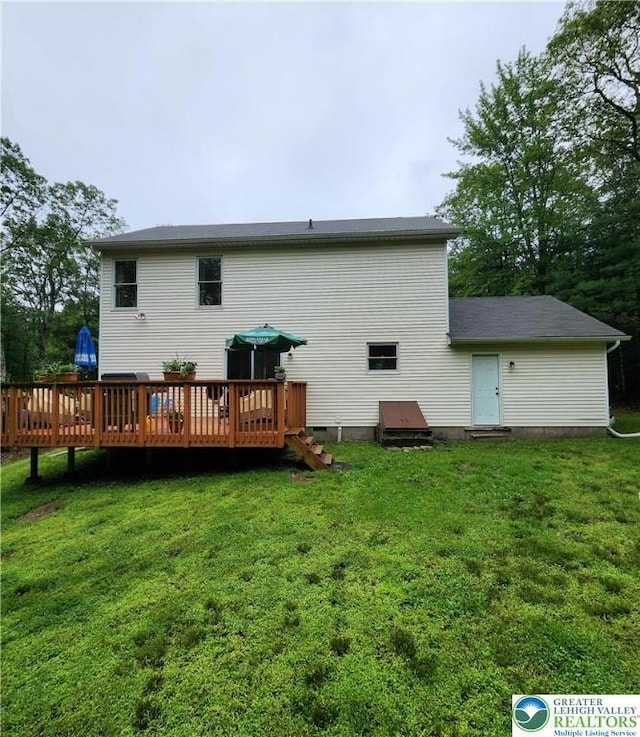 7 Twelve Oaks Trl, Chestnuthill Twp, PA 18353 - back of house with a deck and a yard