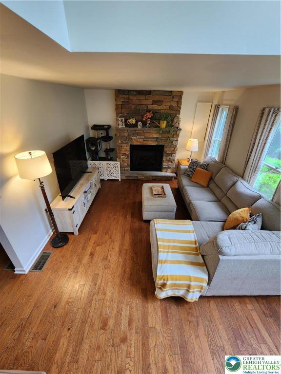 7 Twelve Oaks Trl, Chestnuthill Twp, PA 18353 - living room featuring wood finished floors and a fireplace