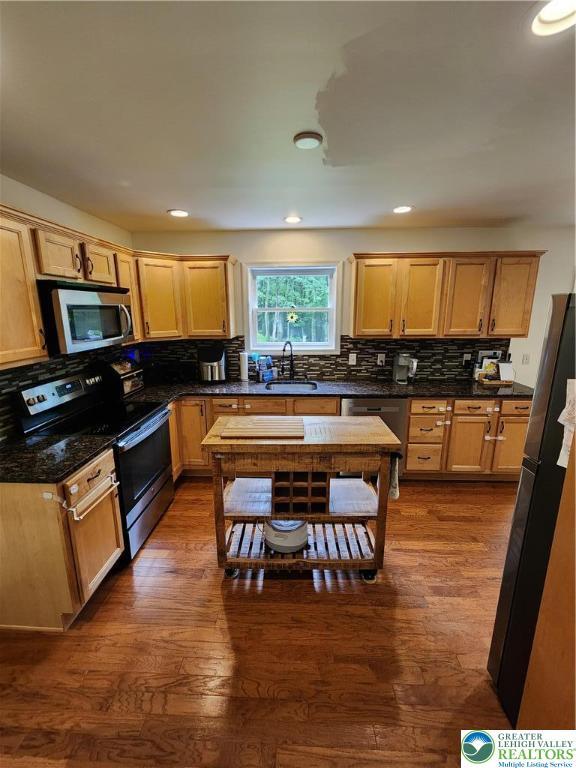 7 Twelve Oaks Trl, Chestnuthill Twp, PA 18353 - kitchen featuring stainless steel appliances, tasteful backsplash, dark wood-type flooring, and recessed lighting