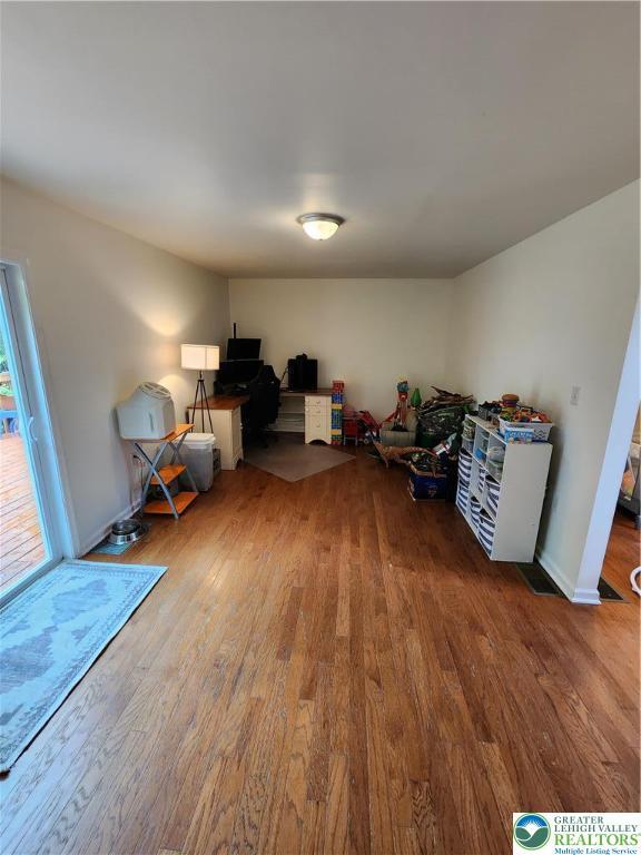 7 Twelve Oaks Trl, Chestnuthill Twp, PA 18353 - unfurnished living room with wood finished floors and an office area