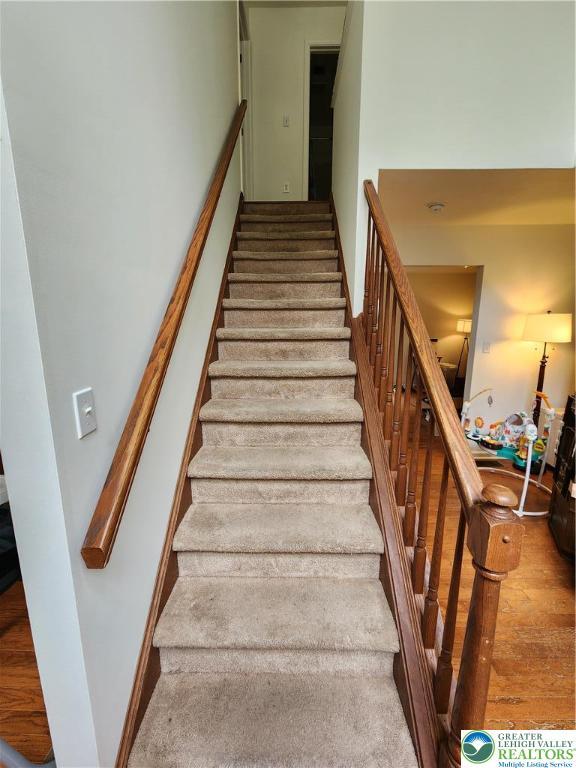 7 Twelve Oaks Trl, Chestnuthill Twp, PA 18353 - stairs featuring wood finished floors