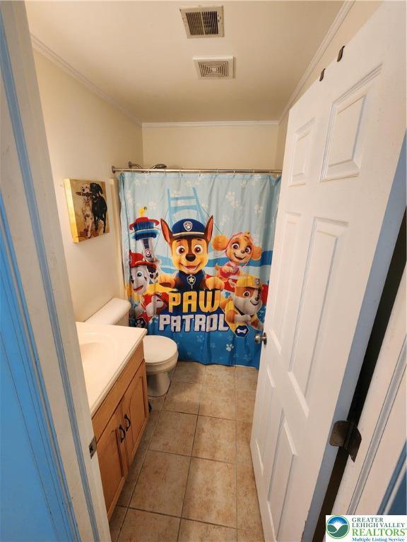 7 Twelve Oaks Trl, Chestnuthill Twp, PA 18353 - full bath with vanity, tile patterned flooring, ornamental molding, and curtained shower