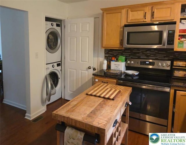7 Twelve Oaks Trl, Chestnuthill Twp, PA 18353 - kitchen with appliances with stainless steel finishes, stacked washer / dryer, dark wood-style floors, and tasteful backsplash