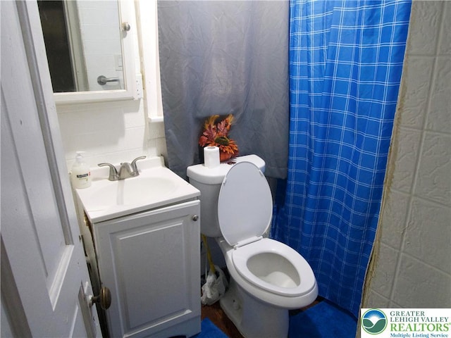 266 E Walnut St, Allentown City, PA 18109 - bathroom with vanity and a shower with curtain
