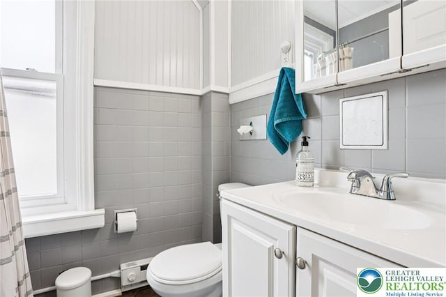 337 N 10th St, Allentown City, PA 18102 - bathroom featuring tile walls, vanity, and curtained shower