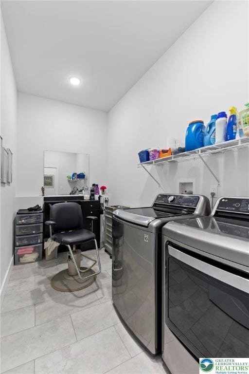 3670 N Dogwood Rd, Lehigh Twp, PA 18038 - laundry room featuring washing machine and clothes dryer