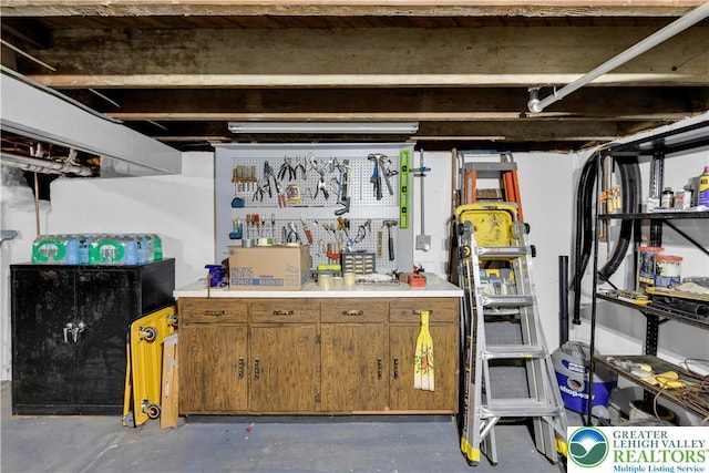 242 N Lehigh St, Tamaqua Boro, PA 18252 - unfinished basement with a workshop area