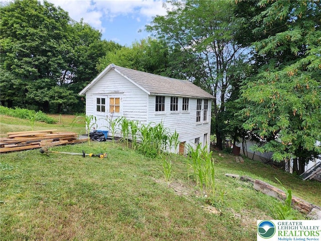 6366 Sullivan Trl, Pen Argyl Boro, PA 18091 - view of front of property featuring a front yard