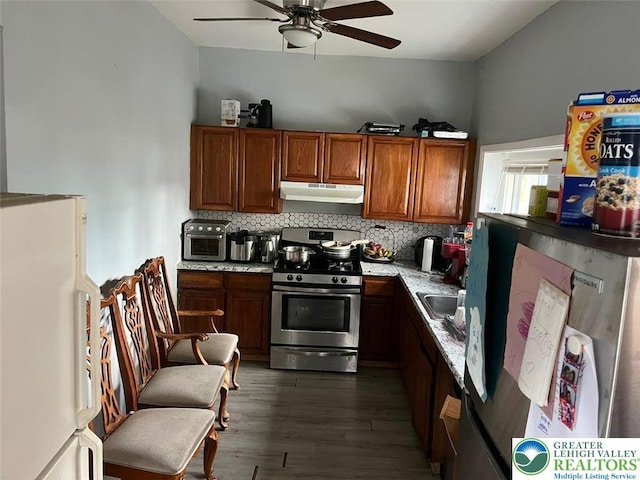 103 N Oak St, Easton, PA 18042 - kitchen with gas range, freestanding refrigerator, under cabinet range hood, a ceiling fan, and tasteful backsplash