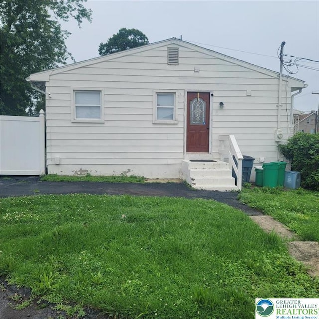 942 S Front St, Allentown City, PA 18103 - view of front of home with entry steps and a front yard