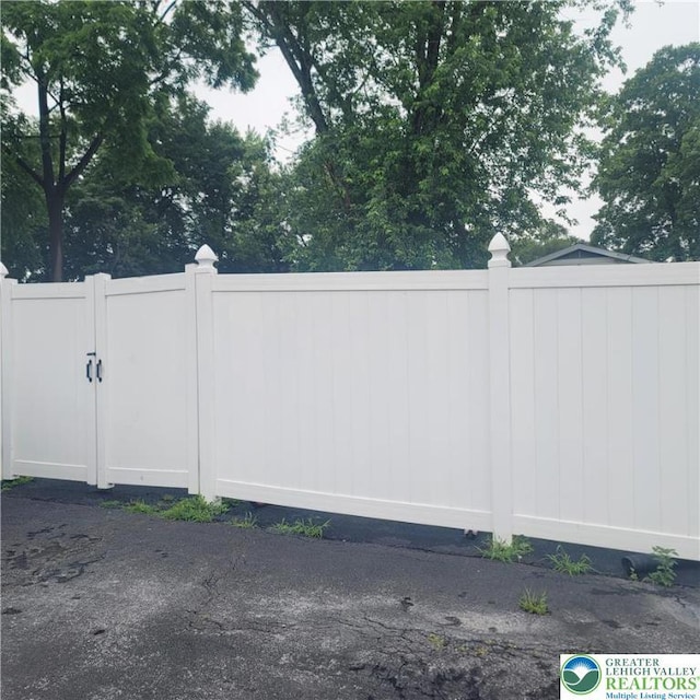 942 S Front St, Allentown City, PA 18103 - view of gate