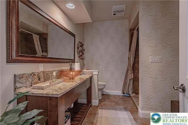 6532 Forest Knoll Ct, Upper Macungie Twp, PA 18106 - full bath featuring wallpapered walls, vanity, and a shower with shower curtain